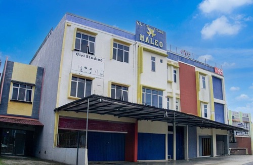 Palembang House | Luxury Deluxe DBL Retreat W/Free WiFi and Parking
