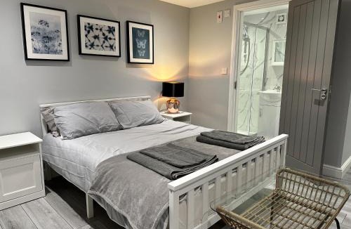 Luton Apartment | Luxury Detached Studio Apartment - Free Super Fast WiFi - Free Parking - 15 Mins from Luton Airport