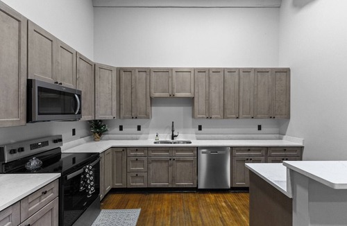 Delaware Apartment | Luxury Downtown Apartment Walk Everywhere Fast WiFi Sleeps 8