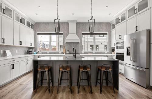 Lockerbie Square House | Luxury Downtown-Chatham Arch BoHo-style Townhome-Family Friendly