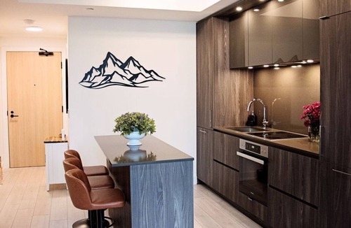Toronto Entertainment District Condo | Luxury Downtown Condo, Steps to CN Tower
