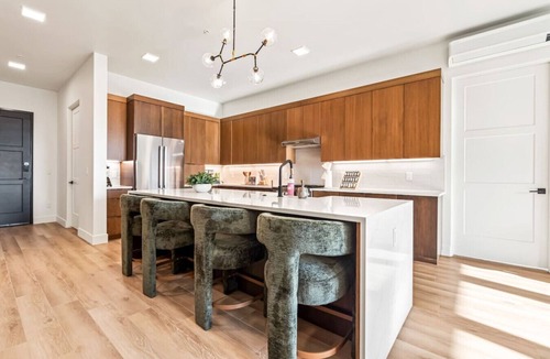 Eagle Apartment | Luxury Downtown Eagle Condo King Suite Parking Walk to Dining and River