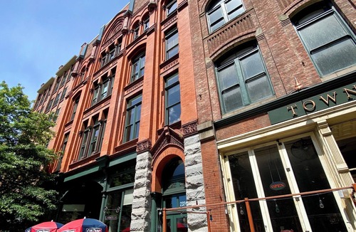 Belltown Condo | Luxury Downtown Studio Gem: Parking, Rooftop Views, Steps to Seattle's Best