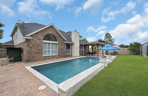 Spring House | Luxury Dream Home with Pool and Surround Sound System. Close to Splash pad, etc.