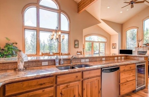 Three Peaks House | Luxury Eagles Nest House, Sleeps 10, Spacious Layout, Close to Hiking and Golf