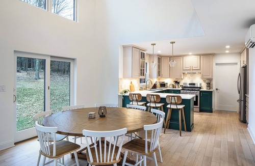 Leeds House | Luxury Escape with Panoramic Mountains Views