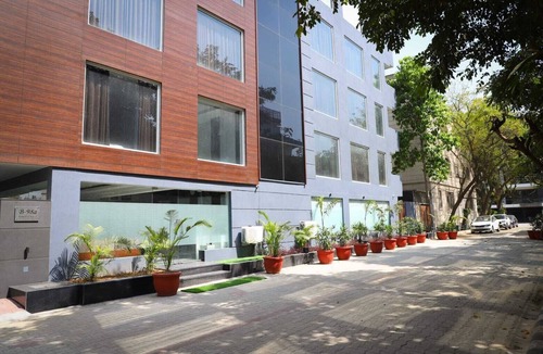 South City I Apartment | Luxury executive suite in Gurugram, featuring air conditioning and Wi-Fi.