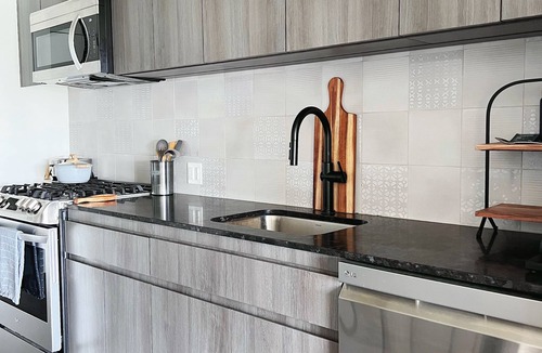 Near West Side Apartment | Luxury Extended-Stay 1BR in West Loop for Professionals and Interns