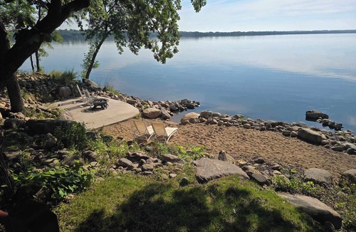 Big Stone City House | Luxury Family 5BR Lakefront private boat launch