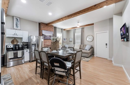 Fort Worth Cottage | Luxury Family Friendly Home 6 Queen Beds