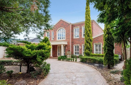 Springvale South House | Luxury Family Home With Full Gymnasium & Spa. Enjoy 5 Spacious bedrooms.