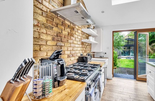 Merton House | Luxury Family Home with Parking