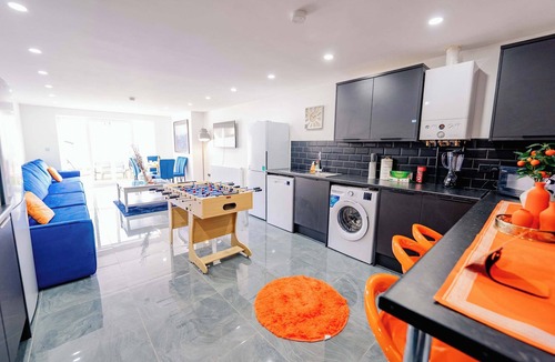 Cathays House | Luxury Family, Stag Do, Hen Do 6BR 3Bath With Hot Tub and Open Plan Living