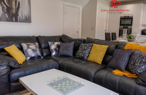 Basildon House | Luxury Five-Bedroom Home with Jacuzzi and Gym - Private One-Bedroom Garden Suite Available Separately