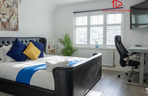 Basildon House | Luxury Five-Bedroom Home with Jacuzzi and Gym - Private One-Bedroom Garden Suite Available Separately