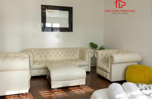 Basildon House | Luxury Five-Bedroom Home with Jacuzzi and Gym - Private One-Bedroom Garden Suite Available Separately