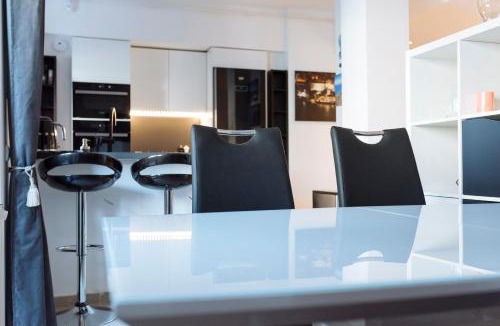 Sector 4 Apartment | Luxury Flat 8 near Metro
