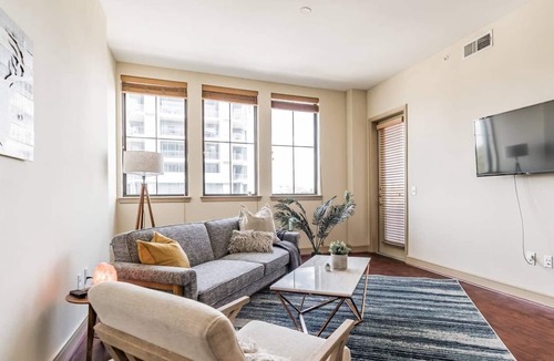 Greenway Plaza-Upper Kirby Apartment | Luxury Flat + Pool + Gym