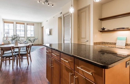 Greenway Plaza-Upper Kirby Apartment | Luxury Flat + Pool + Gym