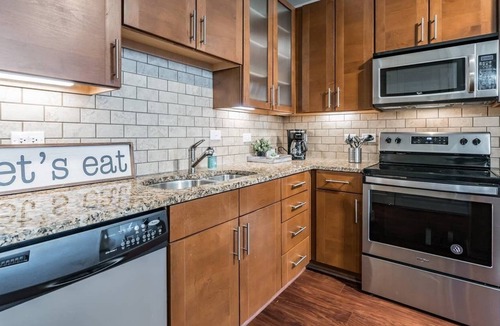 Greenway Plaza-Upper Kirby Apartment | Luxury Flat + Pool + Gym