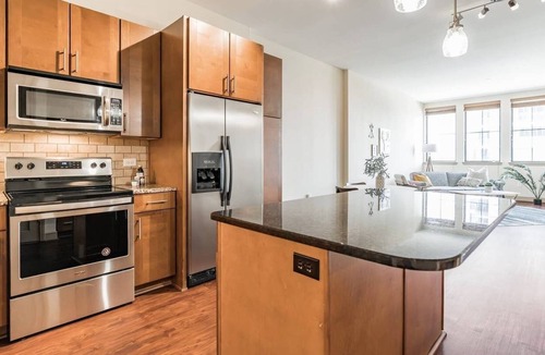 Greenway Plaza-Upper Kirby Apartment | Luxury Flat + Pool + Gym