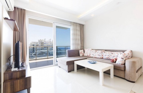 Mahmutlar Apartment | Luxury Flat with Shared Pool near Beach in Alanya