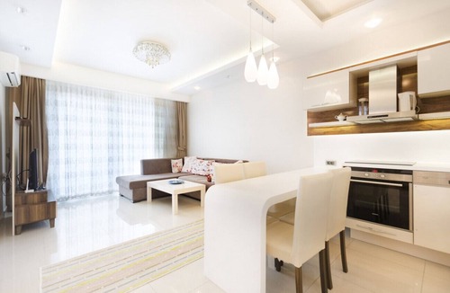 Mahmutlar Apartment | Luxury Flat with Shared Pool near Beach in Alanya
