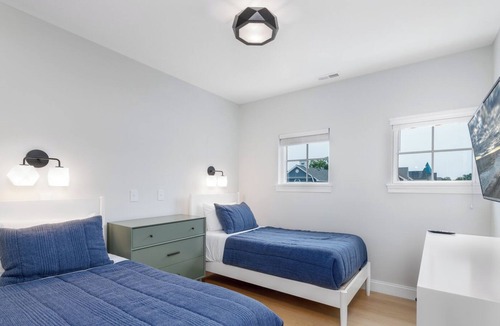 Village Green Apartment | Luxury Flat with sweeping marina views! Access to two pools and paddle club!