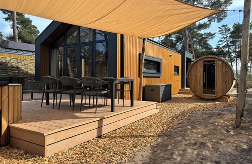 Lattrop House | Luxury Forest Lodge with hot tub and sauna for 4 people. Enjoy peace, nature and comfort with private wellness, a terrace and a modern kitchen.