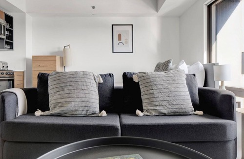 Fort Point Apartment | Luxury Fort Point Studio w. W/D & Gym, by Blueground