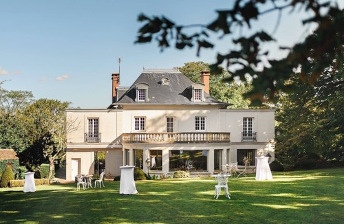 La Queue-les-Yvelines House | Luxury French Villa - Private Park, Spa & Pool