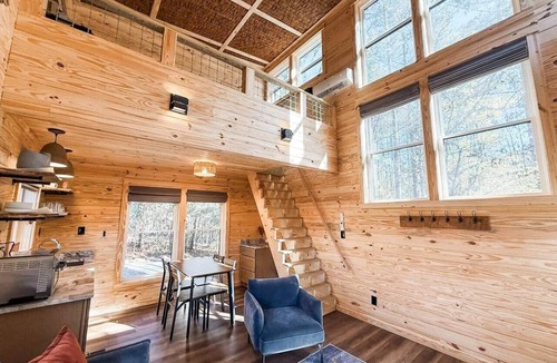 Henderson House | Luxury Glamping Loft at Kerr Lake — Private Pickleball Court and Pet-Friendly!