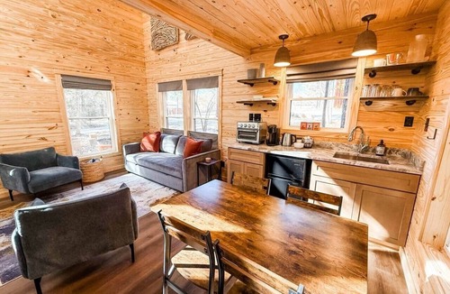 Henderson House | Luxury Glamping Loft at Kerr Lake — Private Pickleball Court and Pet-Friendly!
