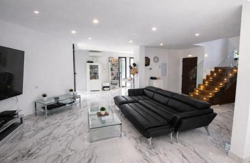 Nueva Andalucia Villa | Luxury Golf Front Villa Spa, Jacuzzi & Heated Pool