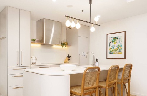Griffith Apartment | Luxury Griffith Retreat steps from Iconic Manuka