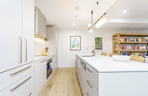 Griffith Apartment | Luxury Griffith Retreat steps from Iconic Manuka