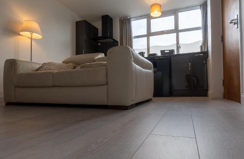 Chapeltown Apartment | Luxury ground floor modern flat close to city with free parking