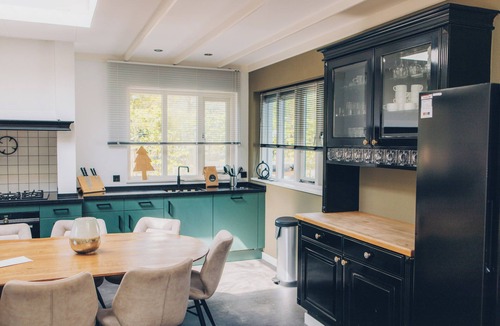 Lieren House | Luxury group accommodation with stylish interior, modern comforts, five bedrooms, spacious kitchen and garden, ideal for a relaxing stay.