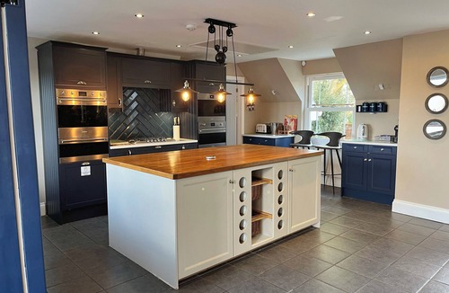 Barnstaple Villa | Luxury Group Retreat | 20 Guests | Hot Tub + games room