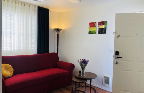 Alderwood Manor House | Luxury Guest Suite - Close to lake, beach, and DTs