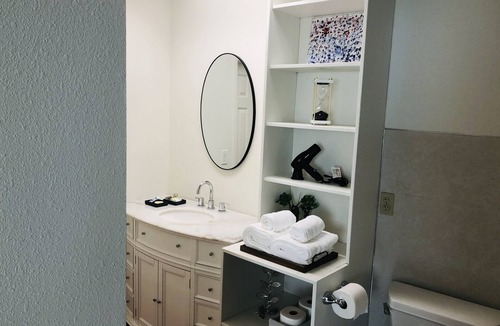 Alderwood Manor House | Luxury Guest Suite - Close to lake, beach, and DTs