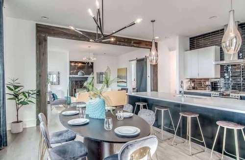 Edgehill Condo | Luxury Gulch Condo – Private Rooftop Near Broadway