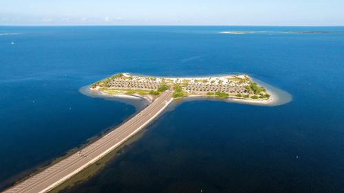 Tarpon Springs House | Luxury heated-pool home blocks from the beach