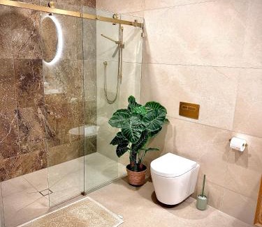Eltham North Apartment | Luxury Hillside Escape with Scenic Views & Cozy Stay