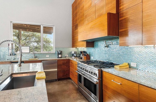 Dripping Springs Cottage | Luxury Hilltop Villa With Hot Tub & Scenic Views
