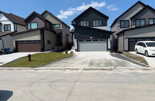Transcona House | Luxury: Home Away from Home with Private Entrance