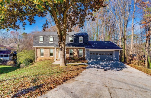 North Brookhaven House | Luxury Home in Brookhaven Atlanta with Pool Table for 30+ Days stays