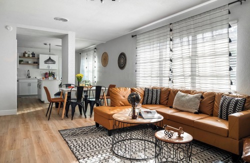 Tarpon Springs House | Luxury Home & Mins to beach/Walk to Downtown