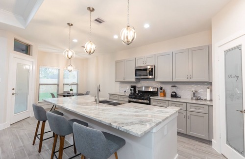 Southeast Houston House | Luxury Home near Downtown, Medical Center, Galleria in the heart of Houston!
