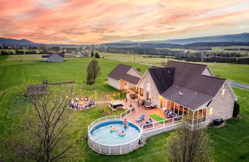 Luray House | Luxury Home · Private Pool · Hot Tub · Arcade · Movie Room · Epic Views & more!